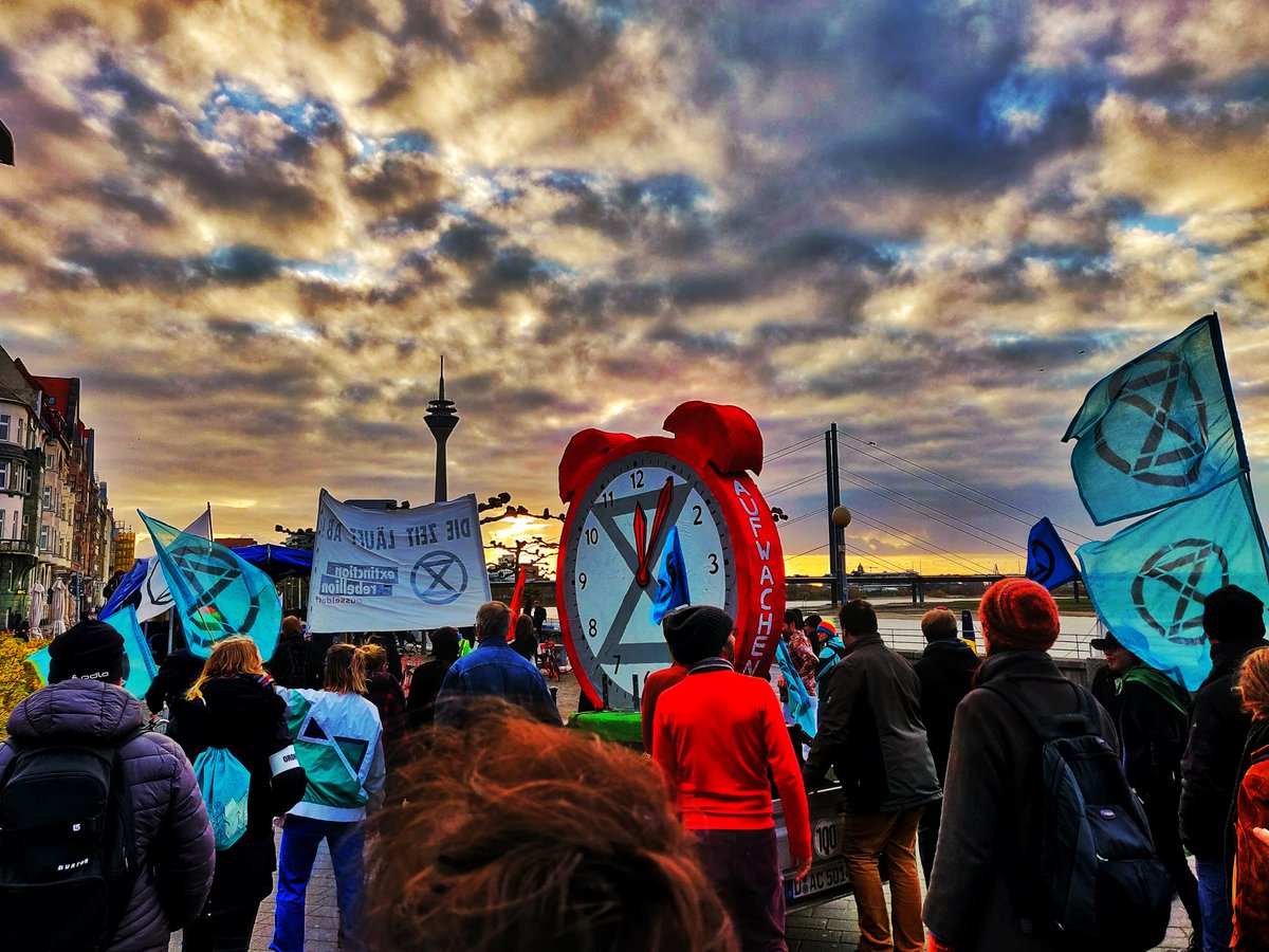 kreon_nrw's tweet photo. #Klimastreik bis in den Sonnenuntergang.
Die #Demo in #Düsseldorf findet nach dem Die-In von der Kö zurück zum Landtag. #XR hat einen Wecker dabei: Es ist #FünfNachZwölf.

#fff #fffduesseldorf #FridaysForFuture #Fridays4Future #fffdus #NeustartKlima https://t.co/HXx5ogHKtW