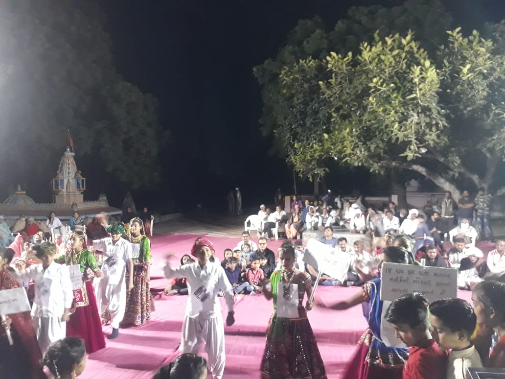 માન. કલેકટર સાહેબના અધ્યક્ષસ્થાને ગાંધીધામ તાલુકાના ગળપાદર ગામે રાત્રી મુકામ કાર્યક્રમ. વિવિધ યોજનાઓની માહિતી અપાઇ તેમજ સહાયના હુકમ વિતરણ કરાયા. ગામના સામુહિક સમસ્યાઓના ઉકેલ માટે સંલગ્ન વિભાગને સુચના અપાઇ @CollectorKutch <a href="/PrantAnjar/">SDM ANJAR</a>