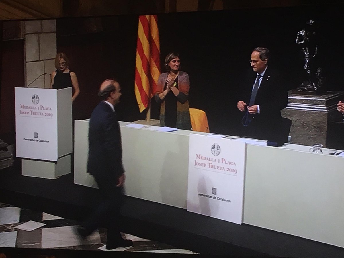 MireiaMEGA's tweet photo. El Dr. Josep Ordi Ros rep la medalla Josep Trueta al mèrit sanitari. President de la Fundació Catalana de #Lupus és un referent mundial en la lluita de la malaltia i ha salvat la vida de moltes pacients, entre les quals jo mateixa. Gratitud eterna. @VHIR_  @FUNCALUP https://t.co/LoKdGuoswo