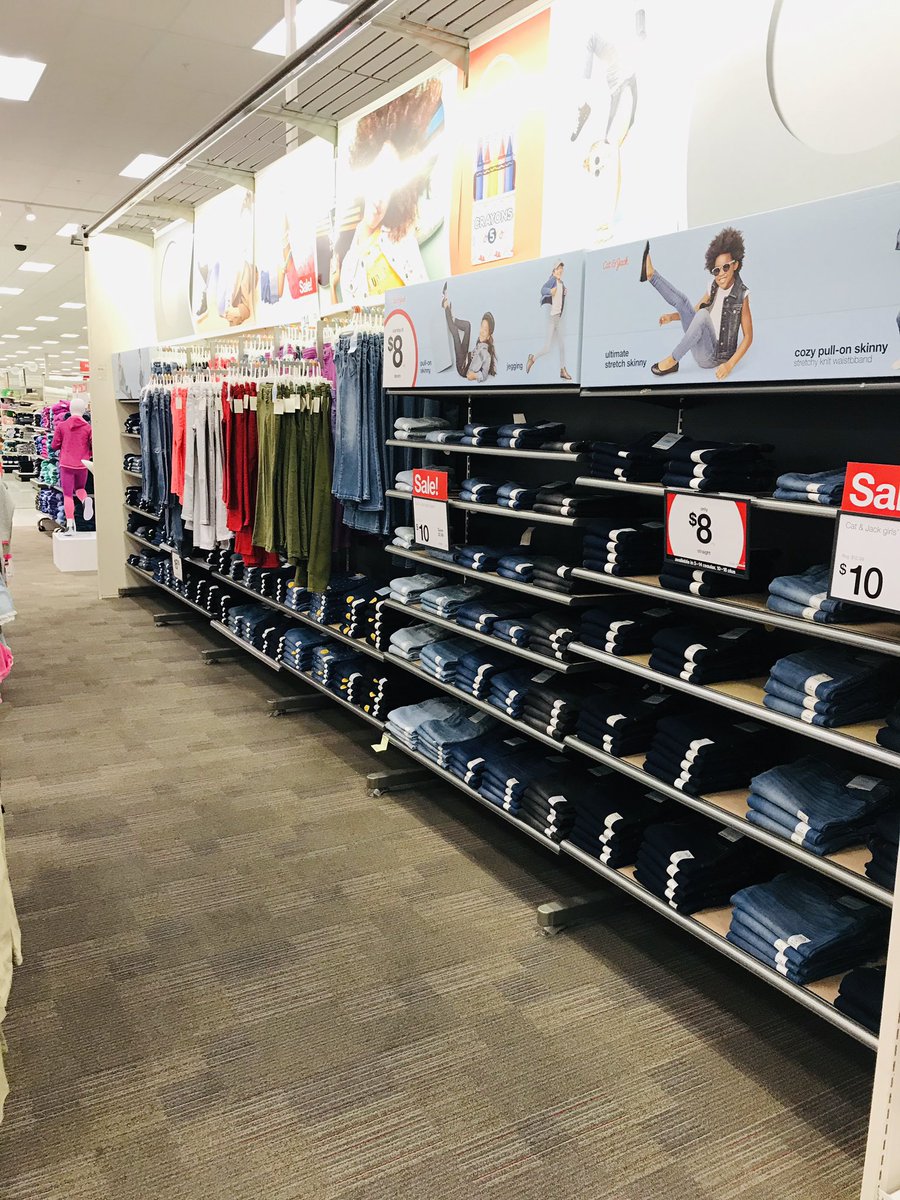 Joy is bringing the “Joy” to her guests with those crispy folds! #T2737 #WorkSomewhereYouLove #BlackFriday @GabrielHRGuru <a href="/Tarasubermartin/">Tara Suber!</a> <a href="/TaveCeline631/">Tavé Céline</a> <a href="/CRBrookhouser/">Chris</a> <a href="/JulieEnglar/">Julie Englar</a> <a href="/wobser_j/">Jennifer Wobser</a>
