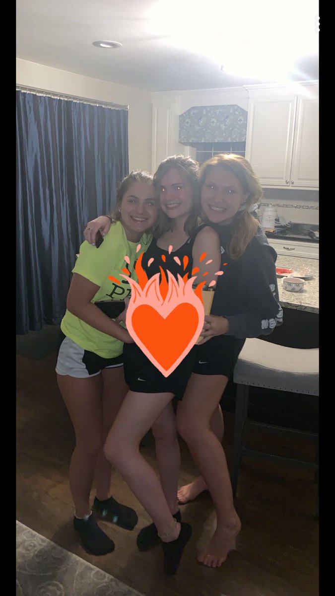 katieokray's tweet photo. happy birthday boo i hope you have an amazing day i love and miss youuuu💋💋💋💋 @hannahpacittii https://t.co/JsXRagS2Wh