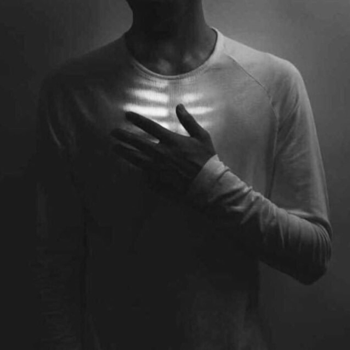 #مايرحم_الليل

من يضع صور أو خواطر حزينه . لا يعني أنه مرتبط مع الحزن دائماً .
إنما هي ذكرى جميله عاشها يوماً . ولكن الحياة سرقت منه الوانها ..