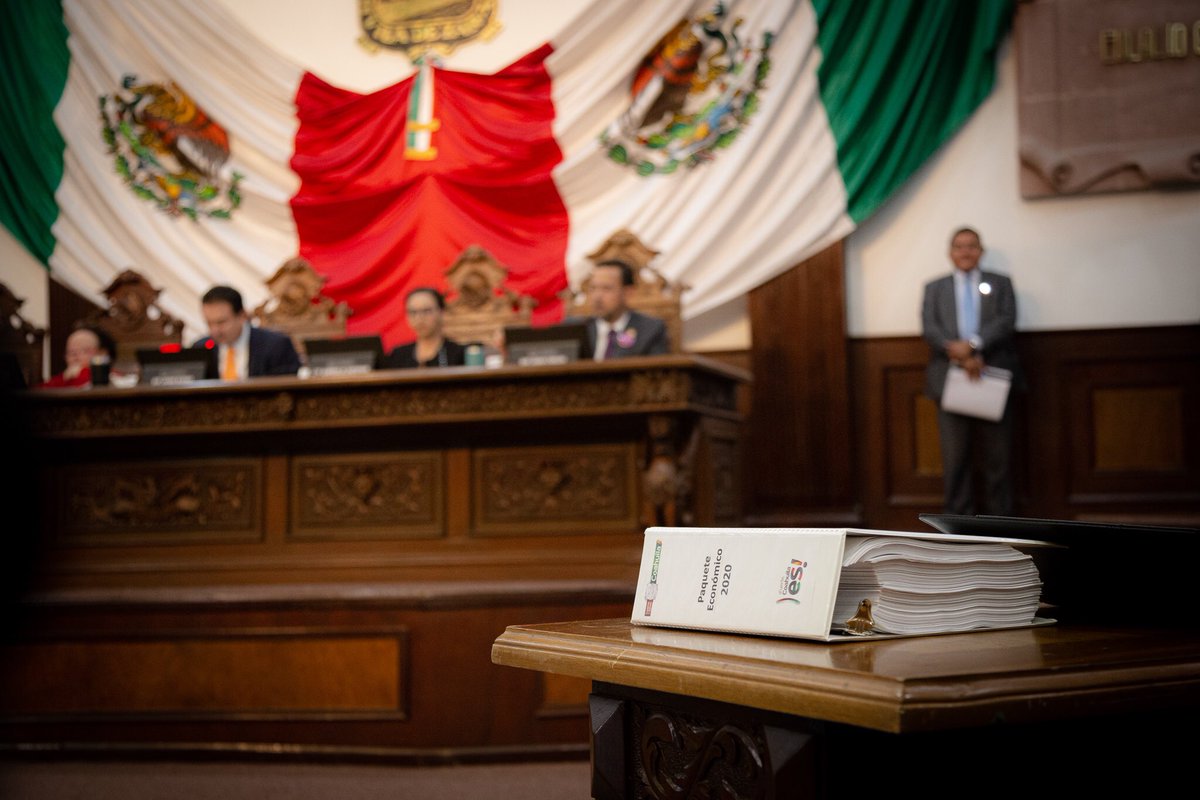 El día de hoy en #Saltillo, las y los diputados del <a href="/CongresodeCoah/">Congreso de Coahuila</a>, recibimos del secretario <a href="/BlasFloresD/">Blas Flores</a> el Paquete Económico para #Coahuila en este 2020. 📖 

Buscaremos en conjunto un equilibrio y bienestar económico para todos los municipios de Coahuila. 💵