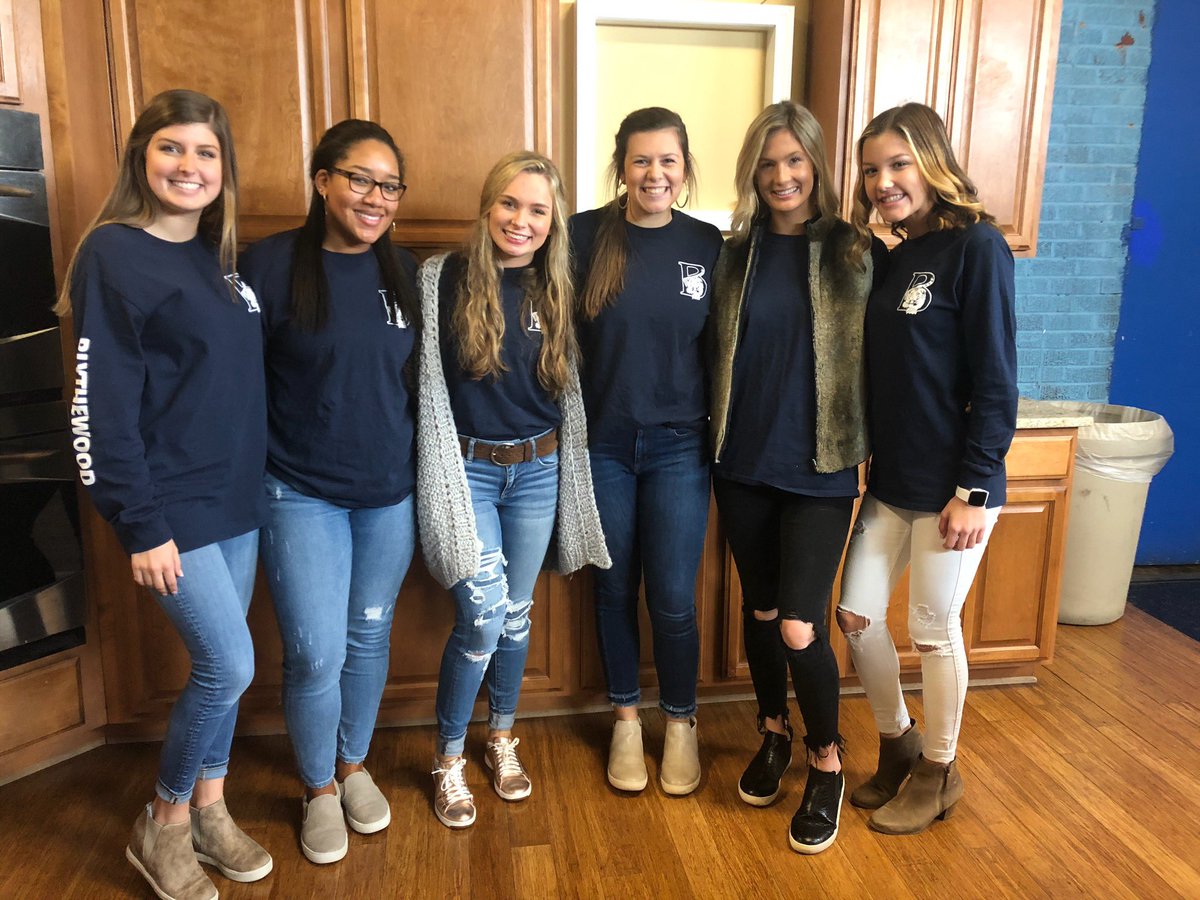 1ProudBengal's tweet photo. I am so proud of @BlythewoodHigh @BHSBengalNation for adopting 100 families this year! BHS was well represented by @blythewood_sbo as they helped WIS tonight with Families Helping Families! Well done Bengals! https://t.co/wsnIrd1Q6k