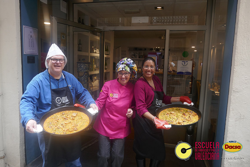 AJRupchandani's tweet photo. As an educator I never stop learning even while on vacation I squeezed in a paella making class in Valencia. #VamosValencia #Valencia1121 #EducatorsWhoCook #ChefAngie #AngiesAdventure #PaellaDiploma #ValenciaTrained https://t.co/EbRrQdQ3kH