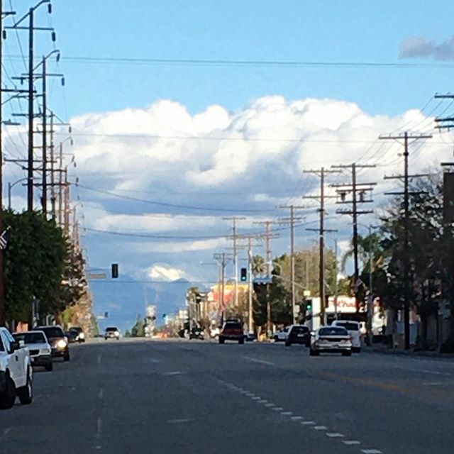 2nd_wind_sports's tweet photo. WE CAN SEE THE SNOW FROM HERE! Looking west down Devonshire St. #localsnow socalsnow #valleysnow #burbanksnow #818snow #818 #sfvalleysnow #icanseeyou https://t.co/ASboKw8sSh https://t.co/OWEGCi7uVF