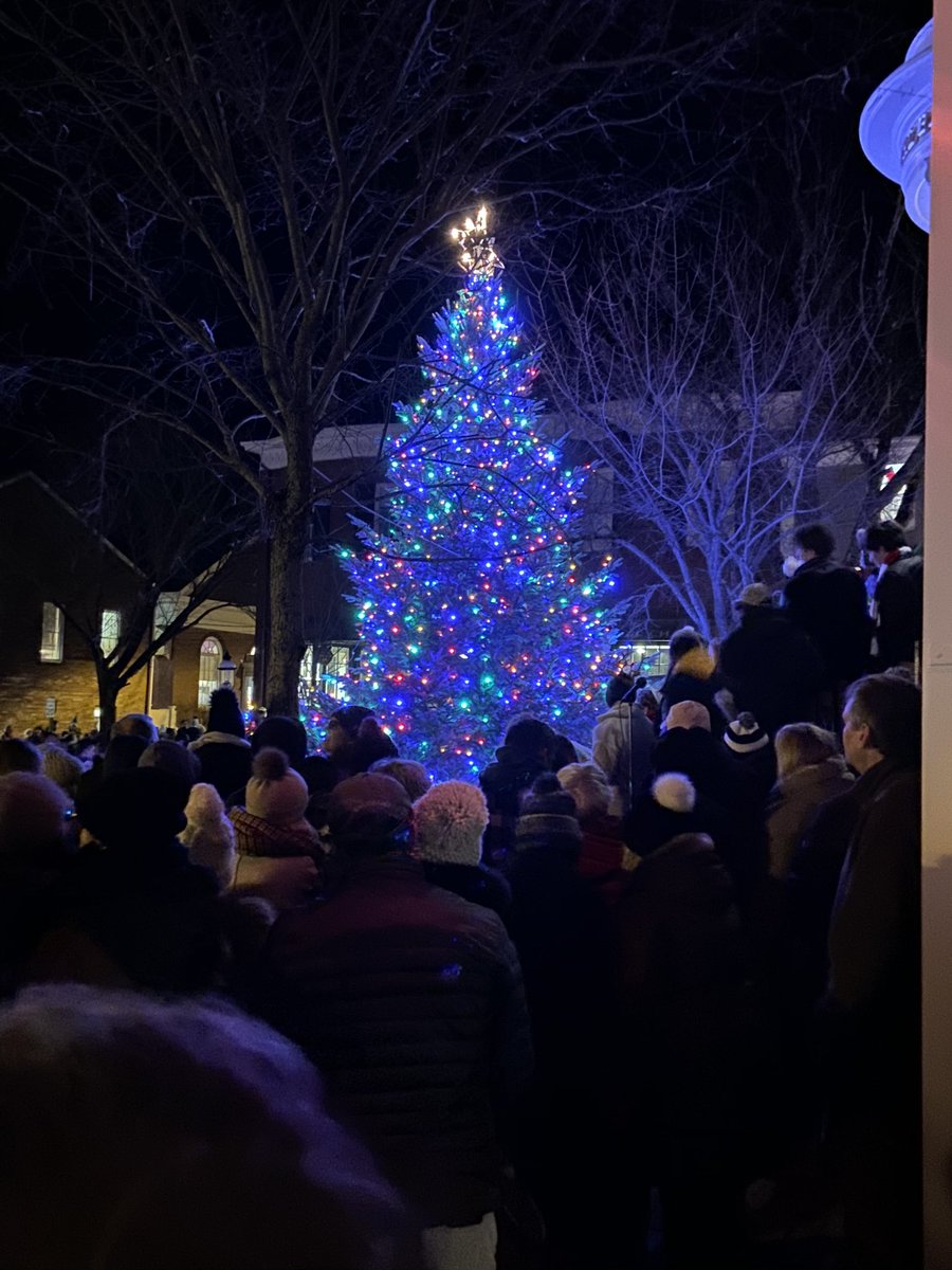 meg_blair_ack's tweet photo. Does your town resemble a Hallmark Holiday movie? Mine doesn’t #lightemup #ackholidays #nantucket https://t.co/6xqLRcgu8n