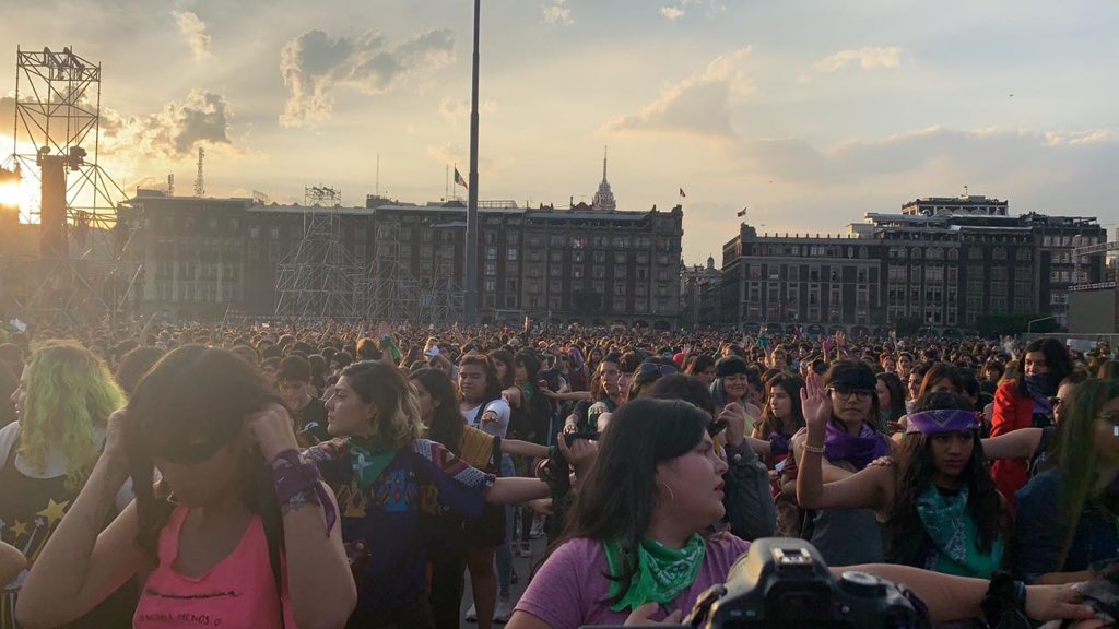 AnimalMX's tweet photo. ¡Las mujeres ya llegaron al Zócalo capitalino! Y siguen uniéndose más y más: https://t.co/iBfn8vweQS