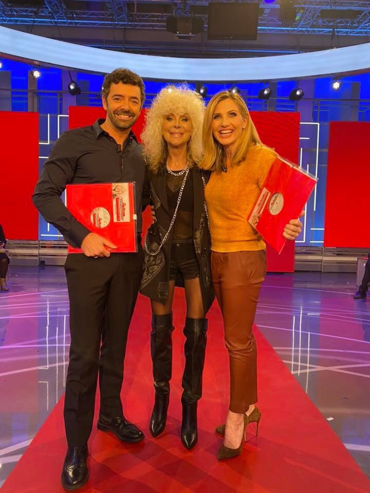 Rettore_'s tweet photo. SPLENDIDI . . . @albertomatano E @lcuccarini #RETTORE #LAVITAINDIRETTA #SPLENDIDOSPLENDENTE #RELIGHTORCHESTRA #JOEVINYLE https://t.co/foMMTcy7nd