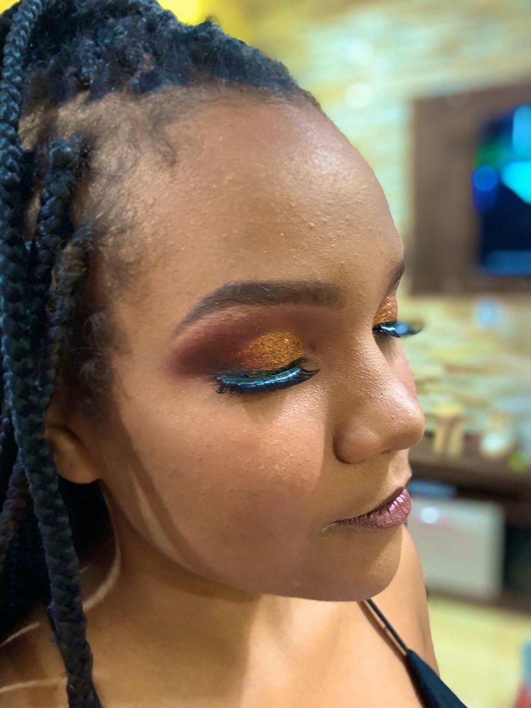 CamilaTerra15's tweet photo. A arte na ponta dos dedos ✍🏻💄

#makeprofissional #makebalada #makerj ❤️ https://t.co/qS74Y989xc