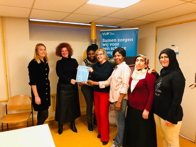 #keekopdeweek Nieuw uniek boek #Taal in de #Schoonmaak. 1e exemplaar overhandigd aan <a href="/gomschoonhouden/">Gom</a> | <a href="/TopTaal/">TopTaal</a> ism <a href="/UL_Team/">UL-Team.nl</a> |  schoonmaakjournaal.nl/select/versche…