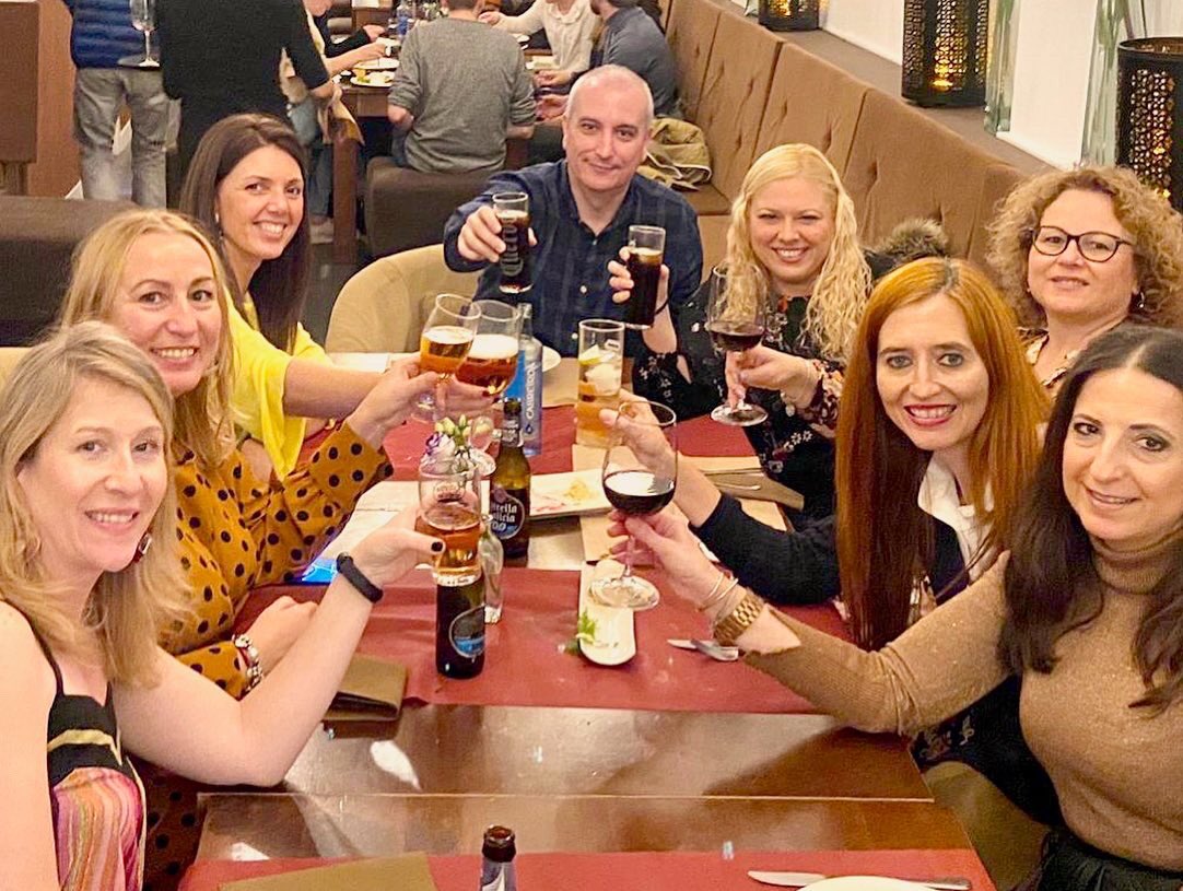 aligarcialobato's tweet photo. Encuentro navideño de algunos integrantes de @AlmeriaConecta en #titoscityalmeria. Estupenda reunión, tertulia, risas, brindis, celebración... Deseando que llegue el siguiente. 🤩🥂🎉 #almeriaconecta #november #enjoy #celebrating #talking #cheers #dinner #laugh #bloggers #friend https://t.co/XoIN6DwPAd
