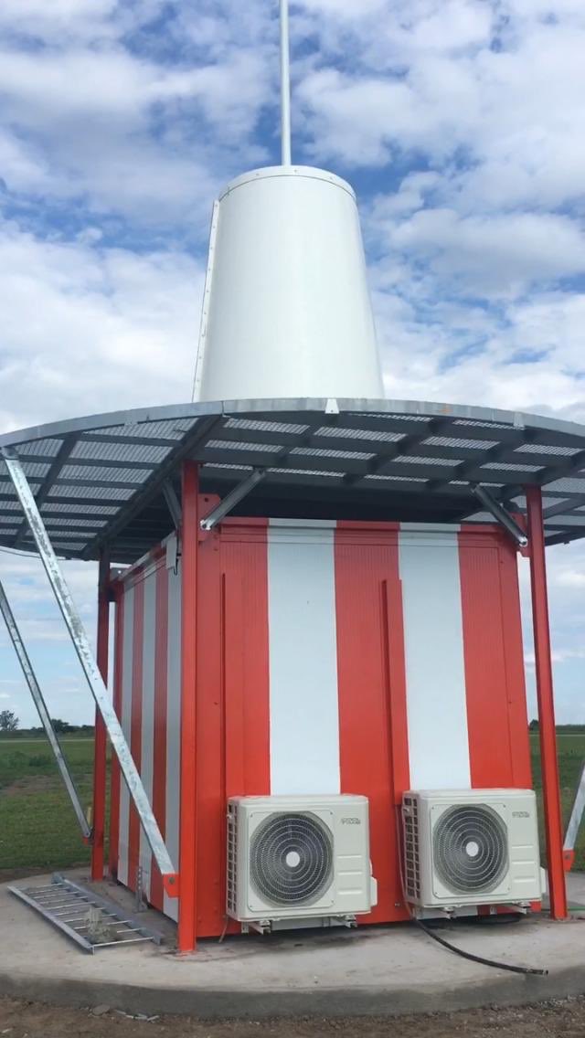 En el aeropuerto de Tucumán ya funciona el primer VOR, un sistema de navegación de alta precisión que reemplaza equipos que tenían 38 años y permite saber exactamente a qué distancia se encuentran los aviones próximos a aterrizar. Es el primero de 14 que va a funcionar en el país