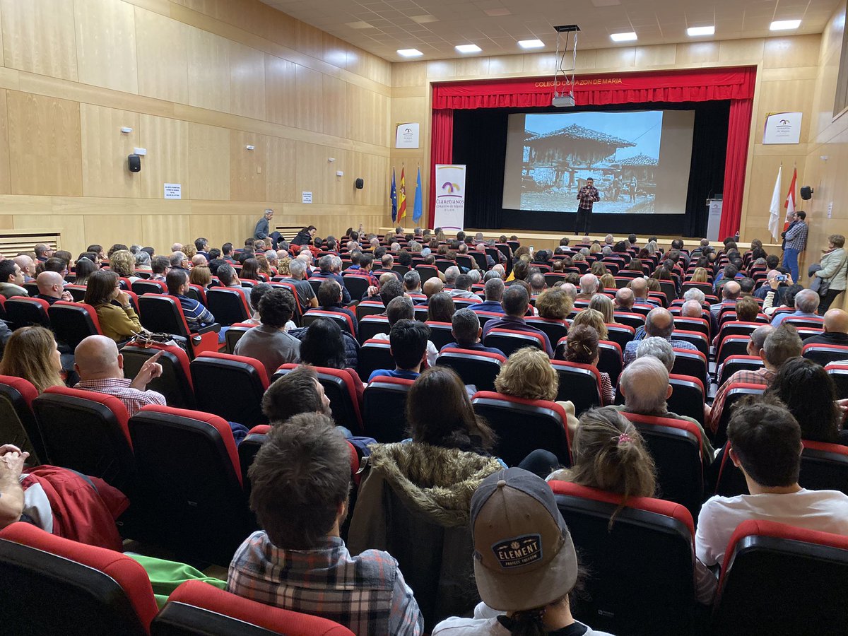 codemagijon's tweet photo. Un repleto salón de actos @codemagijon acoge la última jornada de #SIMG2019 organizada por @AMATorrecerredo En ella se homenajea al fallecido P. Bernardo CMF impulsor junto con el P. Valdi CMF del Grupo Montaña CODEMA. 3️⃣0️⃣ años educando en la naturaleza. Gracias!!! @cmfsantiago https://t.co/EOoUk1SgTb