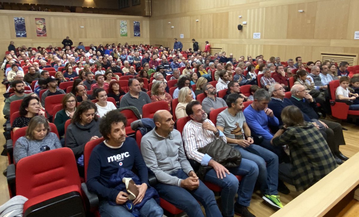 codemagijon's tweet photo. Un repleto salón de actos @codemagijon acoge la última jornada de #SIMG2019 organizada por @AMATorrecerredo En ella se homenajea al fallecido P. Bernardo CMF impulsor junto con el P. Valdi CMF del Grupo Montaña CODEMA. 3️⃣0️⃣ años educando en la naturaleza. Gracias!!! @cmfsantiago https://t.co/EOoUk1SgTb