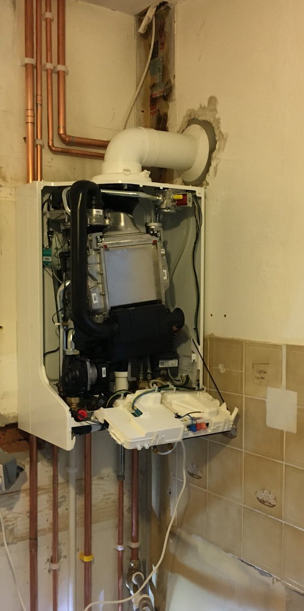 SwannPlumbing's tweet image. Kitchen in progress. #Atag @atagheating #economiser ‘in Da House!’ 😉. Mucky system, this was the first pass, cleaner is staying in over the weekend. We need it crystal clear. #spirotech #magnacleanse #Quality #whitstable #atagselect #combi #weathercomp #ONE