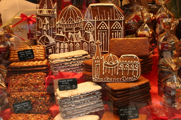 Gnerally, there are two kinds of Lebkuchen: brown Lebkuchen, containing a relatively high proportion of flour resulting in a kneadable, formable dough to create Printen, Lebkuchenherzen, ginger bread houses, christmas tree ornaments...