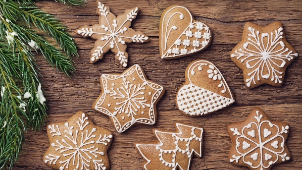 Gnerally, there are two kinds of Lebkuchen: brown Lebkuchen, containing a relatively high proportion of flour resulting in a kneadable, formable dough to create Printen, Lebkuchenherzen, ginger bread houses, christmas tree ornaments...