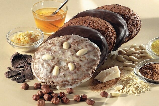 Lebkuchen from sticking. They are traditionally left unglazed (Weiße Lebkuchen/white Lebkuchen) or they are glazed with sugar or dark chocolate. In both varieties the honey, spices and flour mix are traditionally stored for weeks or months to allow for the flavours to mature.