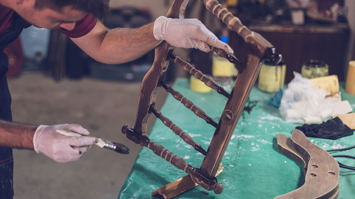 Give life to your old wood furniture. Follow these easy steps: bit.ly/2NOoI5x