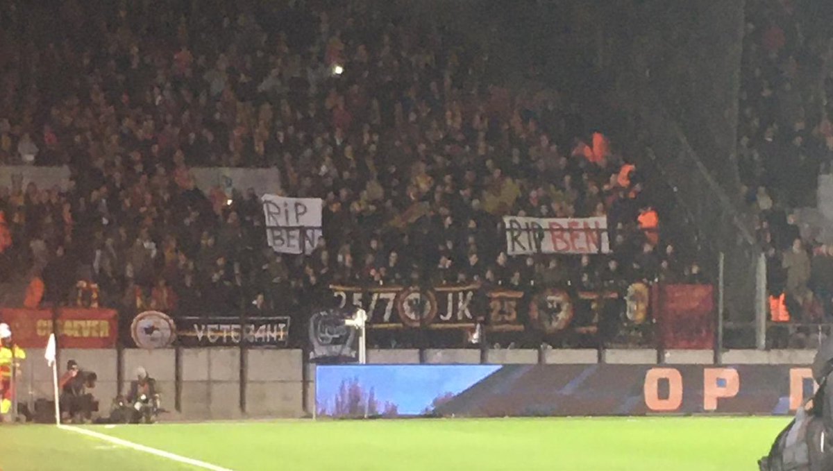 Verdriet kent geen kleur. 
1 minuut stilte voor de overleden Antwerpfan Ben Vanleene 🙏 #antkvm #YoullNeverWalkAlone llneverwalkalone
