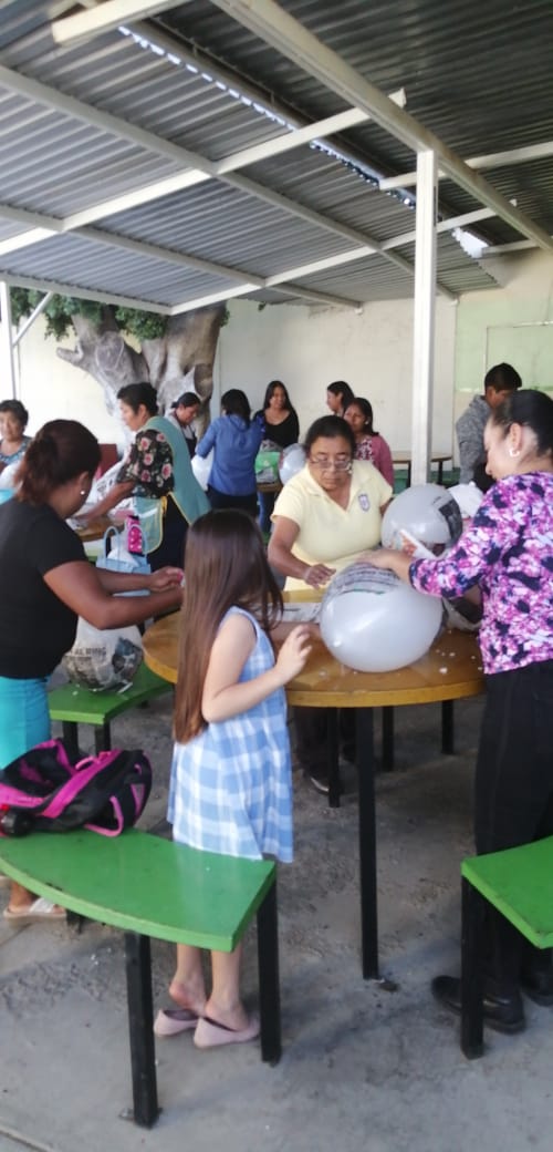 SantaLuciaDIF's tweet photo. El DIF Municipal continúa con talleres que fomentan el autoempleo, en esta ocasión realizamos el curso de piñatas en donde 21 familias santalucenses se verán beneficiadas fortaleciendo la economía de su hogar en estas épocas decembrinas.

#DIFMunicipal
#SiempreCercaDeTi https://t.co/eYaVQ7xp83