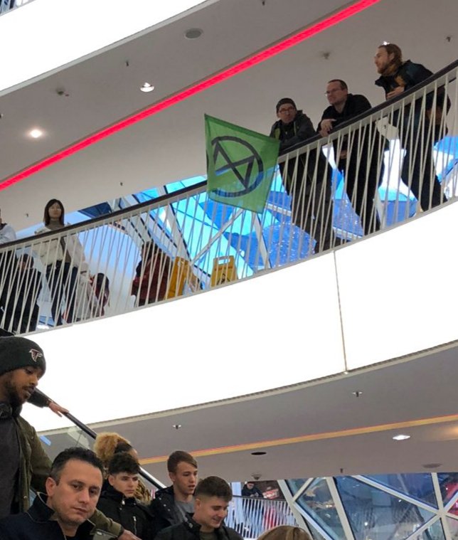 xrfrankfurt's tweet photo. #ExtinctionRebellion Frankfurt Team 
im Einsatz: auf der Hanauer, am SafeSpace auf der Zeil und in MyZeil. Impressionen vom Tag.
#zeilblockieren #069forclimate
#Klimastreik @ExtinctionR_DE @FridaysForFuture  @fff_frankurt https://t.co/QgGukr03xR