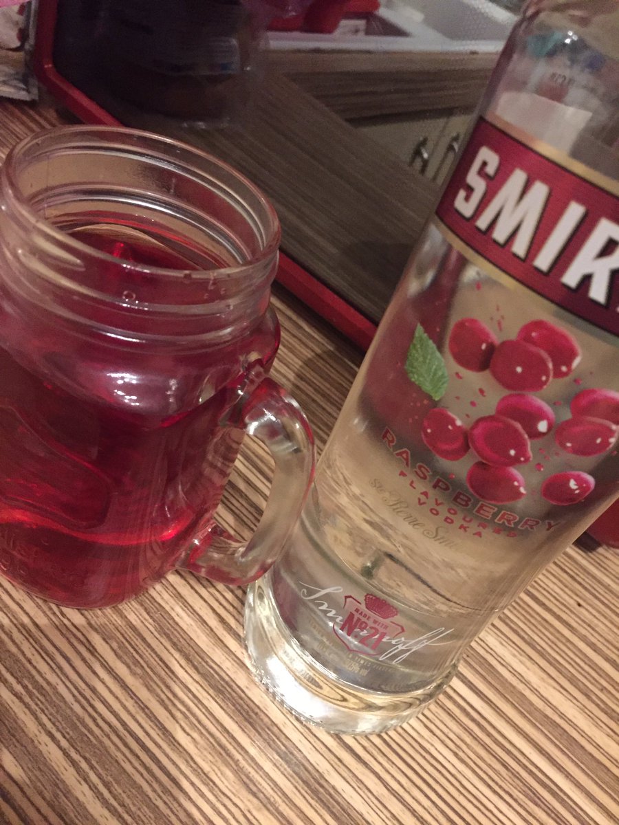 GraceCl82998516's tweet photo. #fridaynight #smirnoff #relax https://t.co/ZMXjLxLvTP