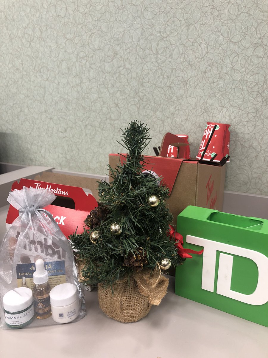 Nehasaha_007's tweet photo. Storm day and Friday but our customer didn’t fail to appreciate us for our hard work and business we do for them #employeeappreciated #td5720 #tdsummerside @Floyd_D_Michael @BeckieKeezer_TD @ToriCreelman_TD @Senatorsgirl425 @Lizz_arsenault @jordantbray @Jill85940885 https://t.co/LLPlokEu10