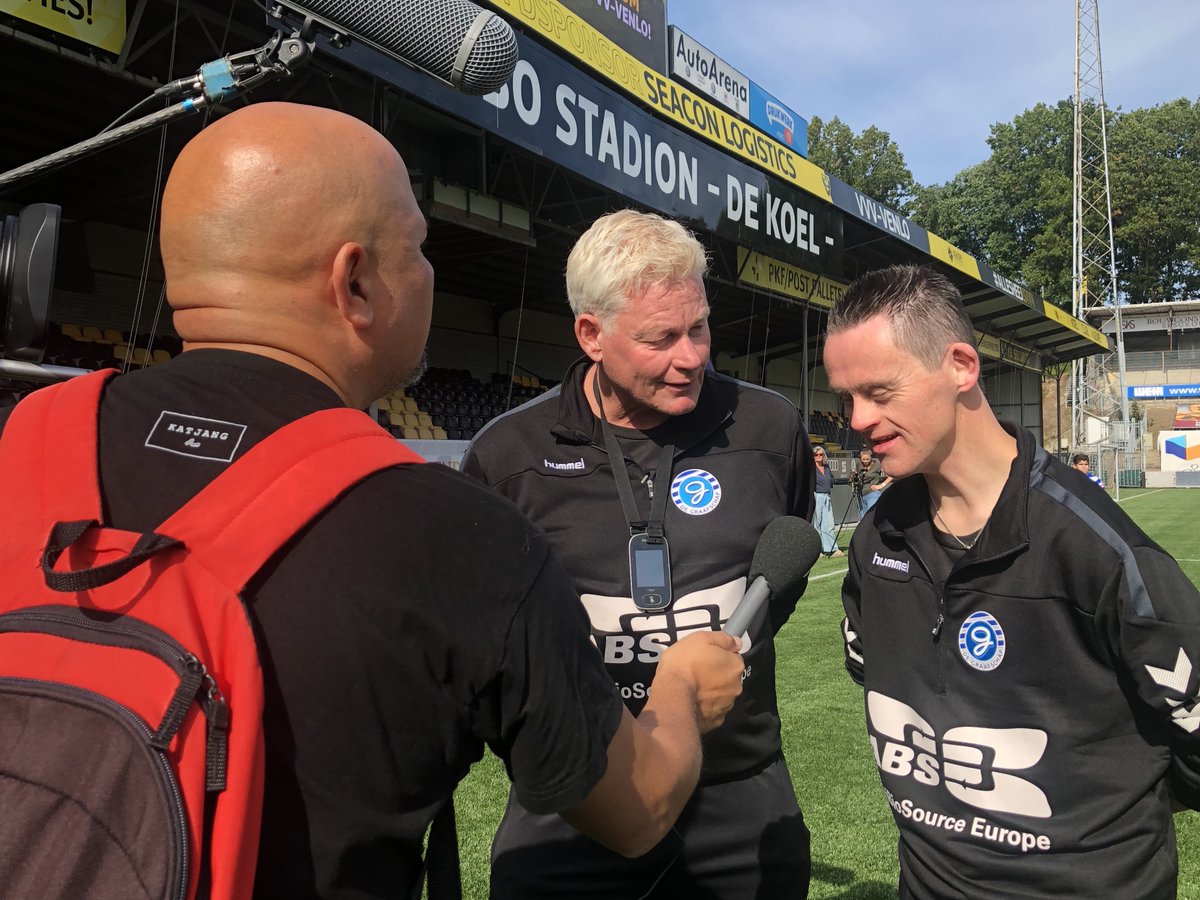 Estinea's tweet image. Gisteren FC De Helden gemist op NPO1? Met het G-team van @DeGraafschap : het team van collega en hoofdtrainer Boudewijn Inja én ervaringsdeskundige en assistent-trainer Eddy? Jammer! Kijk via NPOstart terug en lees Boudewijn's blog over Eddy: bit.ly/34tJv5n #leefjedroom