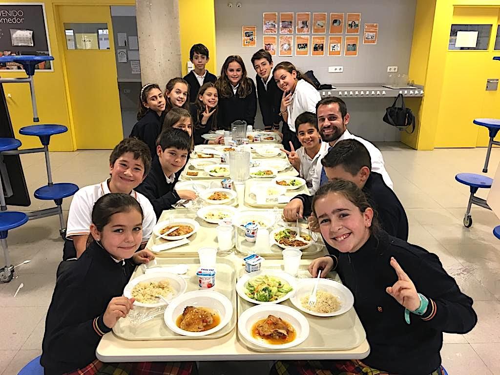 AlboradaColegio's tweet photo. Ya hemos grabado el villancico ¡En el coro estamos muy contentos!, y después de mucho trabajo y esfuerzo, ya casi tenemos el resultado. Hemos comido todos juntos para reponer fuerzas y cambiar impresiones. 
¡Qué ganas tenemos de estrenarlo! #CoroAlborada #CulturaMusical https://t.co/dPD5E6IslJ