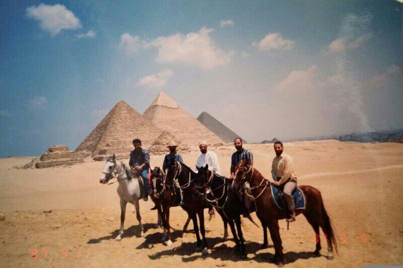 اقلب ما تبقى من صور الذكريات،فأكتشف بأن هناك صورة تجاوزت 30 عام،التقطت لي مع بعض الإخوة الكرام الأحبة،في منطقة الهرم بالقاهرة.صورة اعادتني بذكرياتها إلى مصر الجميلة بآثارها وشواهدها،وإلى احبة هناك إنقطع حبل التواصل معهم لظروف لا يعلمها إلا الله.ارجو الله ان يحفظهم. #اسحاق_السيابي