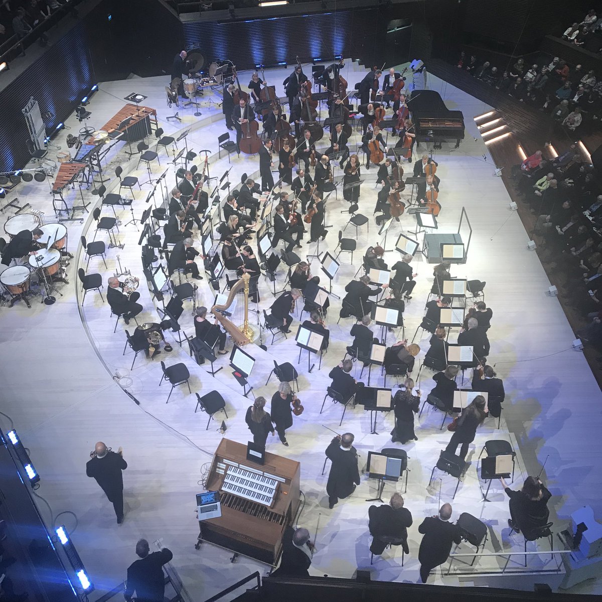 Katjakui's tweet photo. Perjantai-illan ykköspaikkoja on ehdottomasti @musiikkitalo! 

Kiitos @HelsinkiPhil ihanasta musiikki-illasta 😍 https://t.co/icZCk98hUv