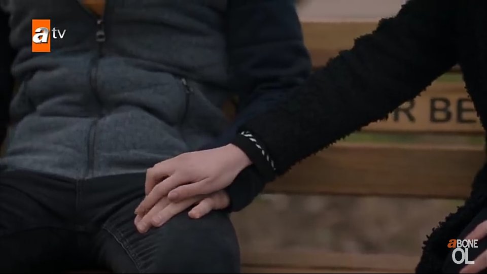 Hani insan ağlamak ister, gözlerimden yaş gelmez. Hani gülmek ister, yürekten gülemez. Hani birini beklersin ama o hiç gelmez. İşte o zaman ölmek istersin de ecel gelmez. #SenAnlatKaradaniz <a href="/ilaydacevik/">ilayda cevik</a>