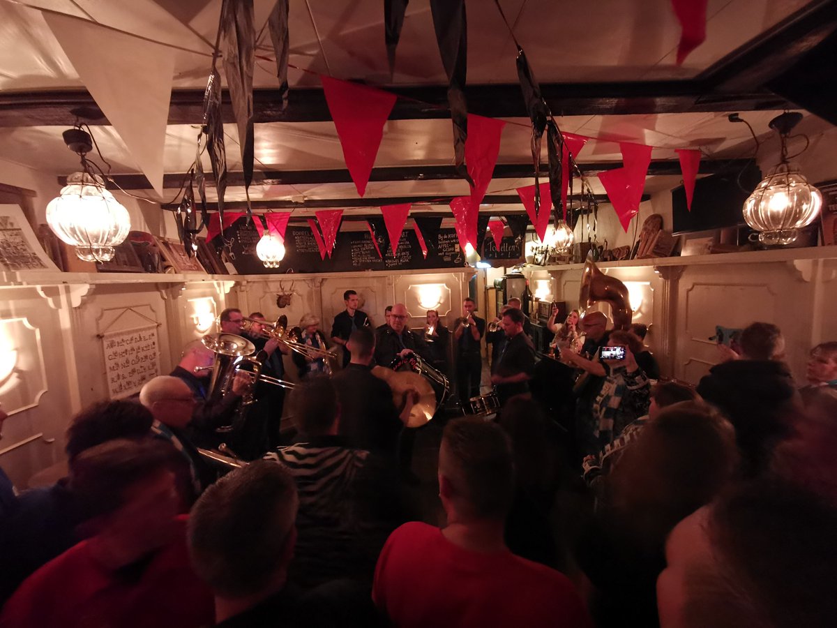 RaymondAarsman1's tweet photo. Gezellig en erg druk tijdens 8-jarig bestaan van partyband Wildebrazz bij Bar de Tapperij in #Gouda https://t.co/UNeS8weT8I