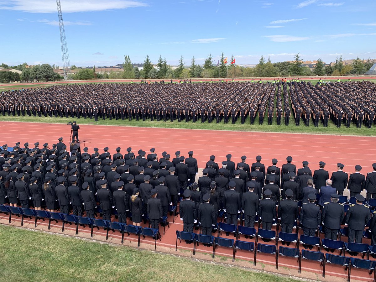 PoliciaEscuela's tweet photo. Mucha suerte a tod@s los aspirantes a @Policia que mañana tienen el examen de conocimientos y ortografía 📝💙👮🏻‍♀️.
Ya sabeis, ¡¡en la #ENP os estamos esperando con los brazos abiertos 🤗!!
Y recuerda: ¡¡donde termina el esfuerzo comienza el fracaso, nunca te rindas!!💪 https://t.co/rZB8NPnIUf