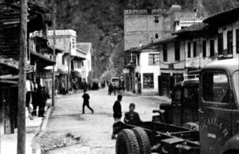 caykarahaber's tweet photo. Merkez Camii önünden Çaykara ilçe giriş köprüsüne doğru çekilmiş olan bu fotoğraf 60’lı yıllara ait...
#Çaykara https://t.co/1eJuSOifUk
