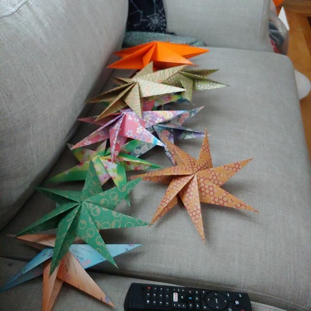 Going to hang them from the ceiling!

#origami #ornaments #sevenpointedstar ift.tt/2OxVJ7t