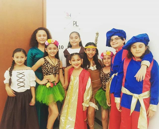 AcaEstrellas's tweet photo. De invitados en @reporteroshoy :) Muchas gracias. Ya está el video en fb https://t.co/d5bAP4zCyc https://t.co/bSUIe89wOx