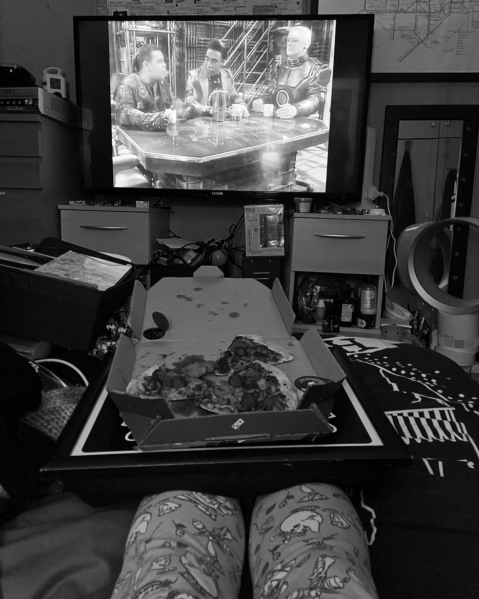 loonietart's tweet photo. Red Dwarf, pizza & pj’s #perfectfridayevening #beenatoughfewdays #selfcare https://t.co/Bmju0O5ozp