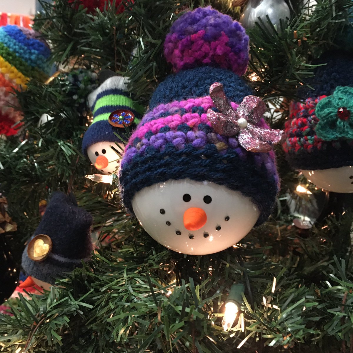 🤩 Le Salon des artisans récupérateurs d'ENvironnement JEUnesse, c'est maintenant! Faites un tour au 50, rue Sainte-Catherine Ouest à Montréal pour dénicher de super cadeaux faits de matières récupérées! ❄️☃️ #Noelvert #ecolo #mtlmoments #consommation #gmr #upcycling