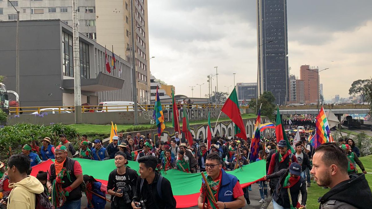 RadNalCo's tweet photo. #ReporteDelParo En Bogotá, la movilización de la guardia indígena y los estudiantes de la Universidad Nacional avanza por la calle 26. https://t.co/zAn4EYOqx3