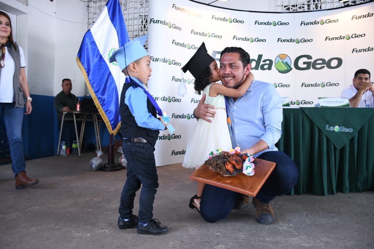 LaGeoSV's tweet photo. En el Programa de “Educación Inicial”, de #FundaGeo se resalta el rol protagónico y la capacidad educativa de las familias junto a la comunidad; y cuyas acciones, favorecen el desarrollo y la educación de los niños y niñas desde 0-3 años y 11 meses de edad. https://t.co/hHPusSkwFZ