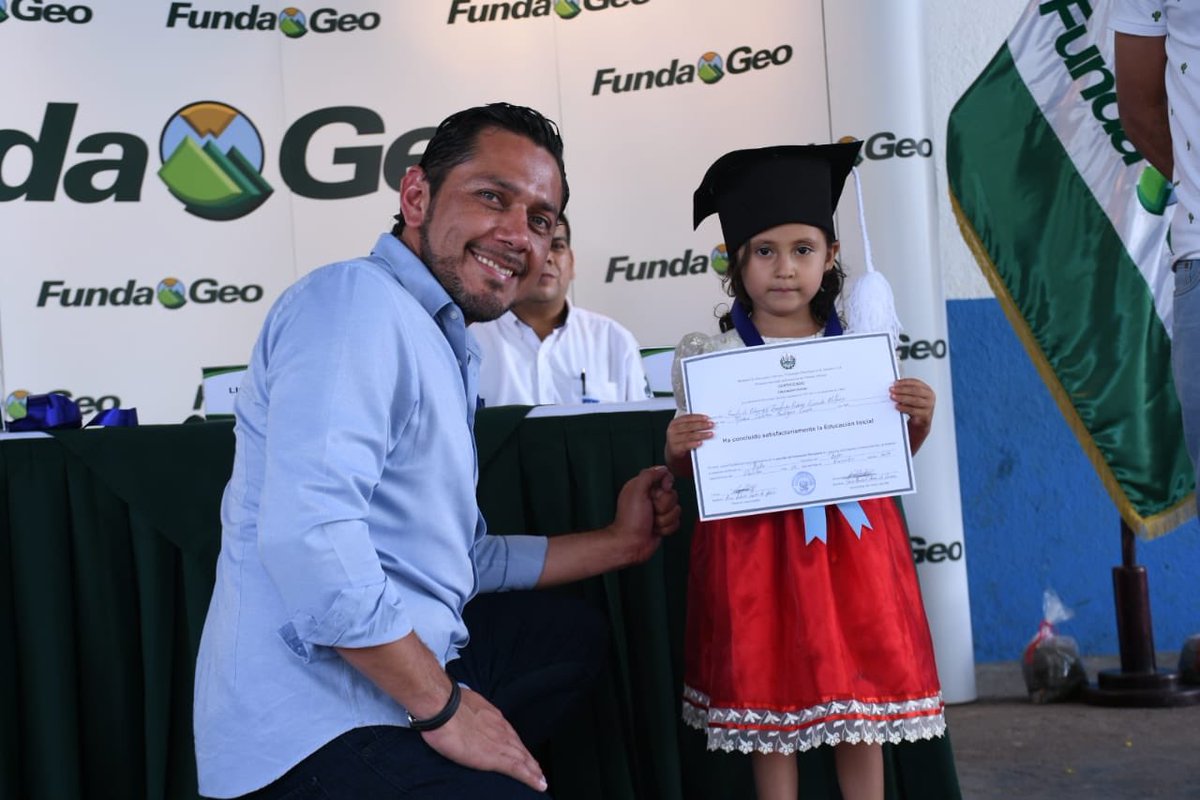 LaGeoSV's tweet photo. En el Programa de “Educación Inicial”, de #FundaGeo se resalta el rol protagónico y la capacidad educativa de las familias junto a la comunidad; y cuyas acciones, favorecen el desarrollo y la educación de los niños y niñas desde 0-3 años y 11 meses de edad. https://t.co/hHPusSkwFZ