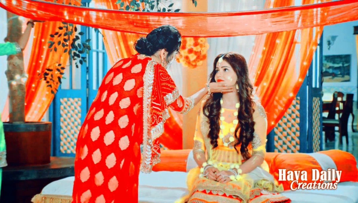 curlyyyh3ad_'s tweet photo. #Saumya's haldi rituals begin! π
#Nimmi applies haldi to #Saumya π§‘
RT If you also miss the mother daughter bond btwn nimmi & Somu π
I used to adore the way nimmi used to call Saumya as Somu it was really cute π
#HaYaShaadiSpecial #ReliveHaYa
@RubiDilaik https://t.co/8OQ6CcVGlp