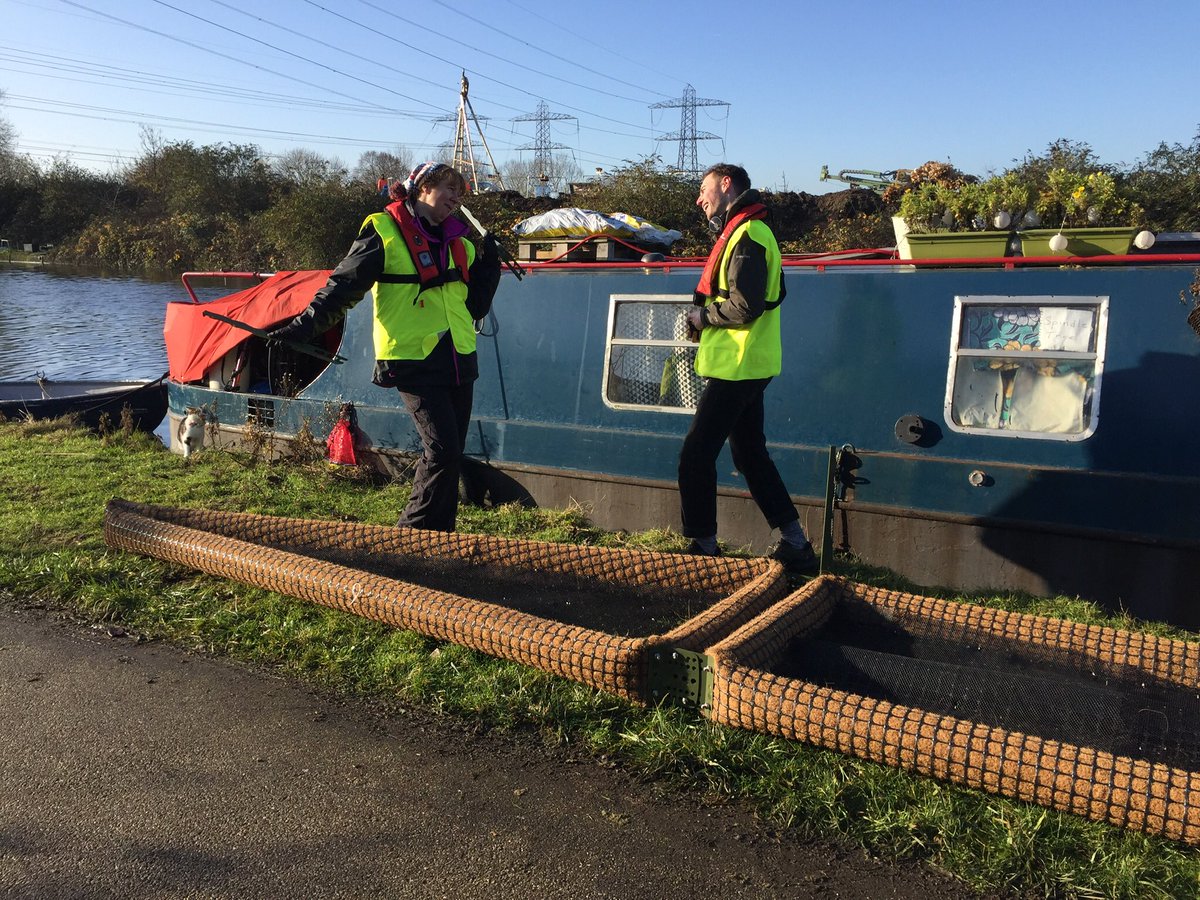 StonebridgeLock's tweet photo. Thanks to Jack @BiomatrixWater for joining us &amp; sharing insight &amp;good practice in building #floatingecosystems to improve #waterquality,create fish sanctuaries &amp; increase vascular plant #biodiversity for larval food plants for insects&amp;nectar forage for #pollinators #StateOfNature https://t.co/aSwYMhVchS