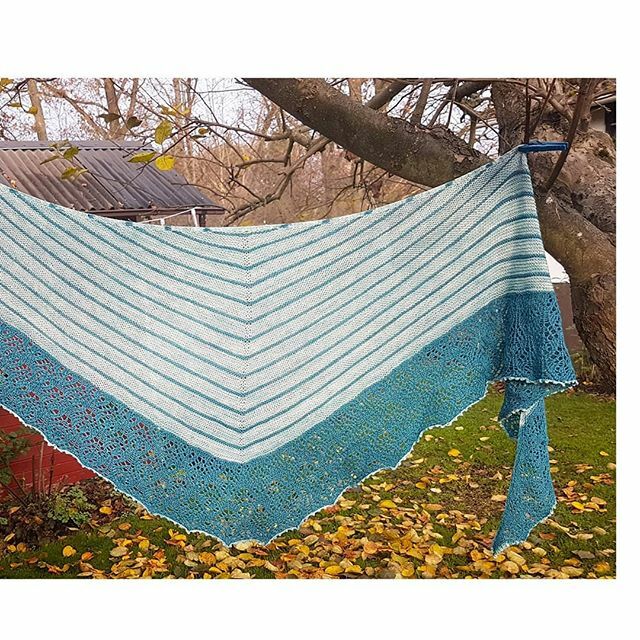 (Werbung) Das ist er! Der fertige #grandfirshawl von @talviknits, den ich teststricken durfte. 
Ich gab gestern die einzigen 10 Minuten Sonnenschein für ein Foto genutzt.

Das Muster wird es bald für alle geben. Die Wolle die ich verwendet habe war von @… ift.tt/37PW5hg