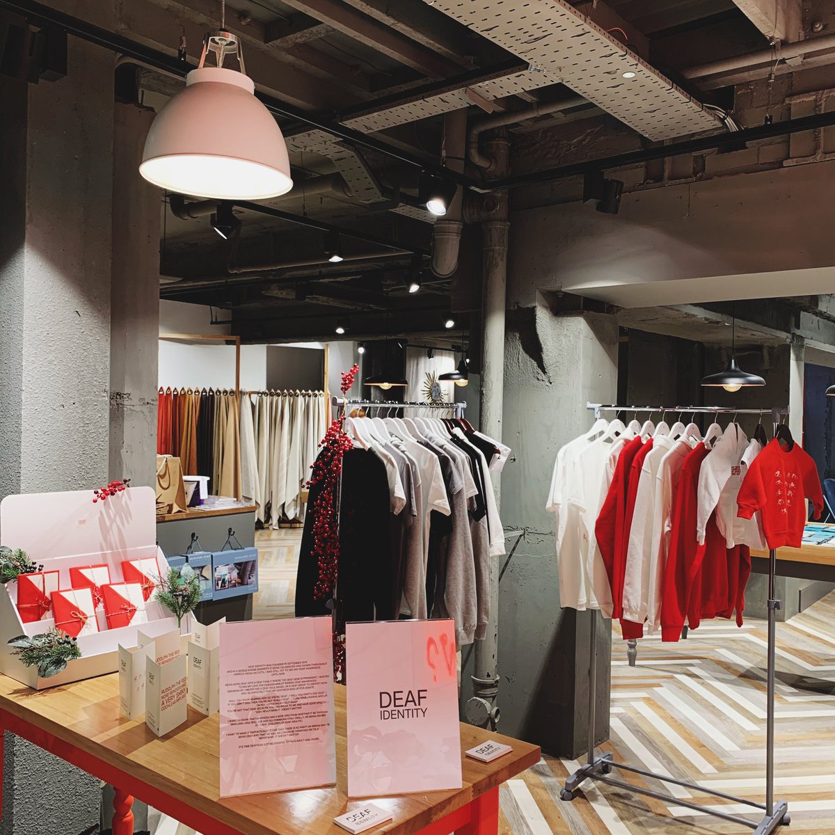 We had an amazing experience tonight at the @harrogatetribe Indie Xmas Market held at @arloandjacob ❤️🎅🏼 Teaching people different signs (including Santa!) Spreading more #DeafAwareness and showing that nothing can hold us back! Our Christmas Cards also sold out... AGAIN!! 😍😍