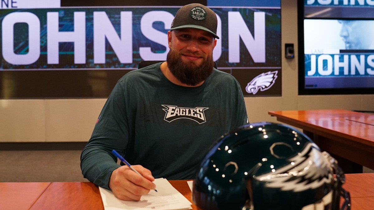 LaneJohnson65's tweet photo. Thank you to the Lurie family, Howie, Coach Pederson, Stout, the @Eagles organization, my teammates, and #EaglesNation! PHILLY FOREVER! #flyeaglesfly #pavethelane #probowlvote #lanejohnson https://t.co/oPLI3UWaB9