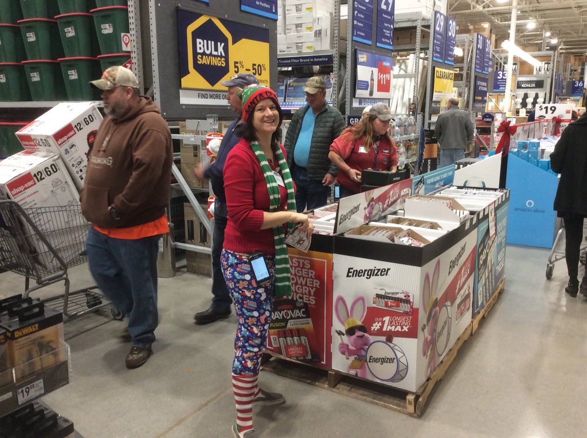 693Lowes's tweet photo. Amber is showing off her spirit for sure at Lowes of Sevierville today! “It’s GREAT to be @693” https://t.co/4dCMwQKKoQ